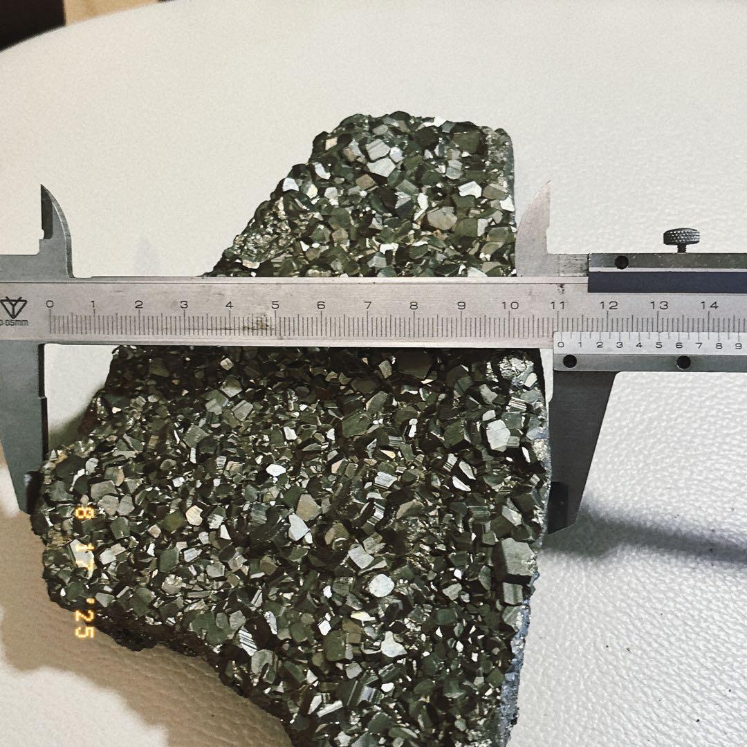 黄鉄鉱　自然石 黒色木製台座付き