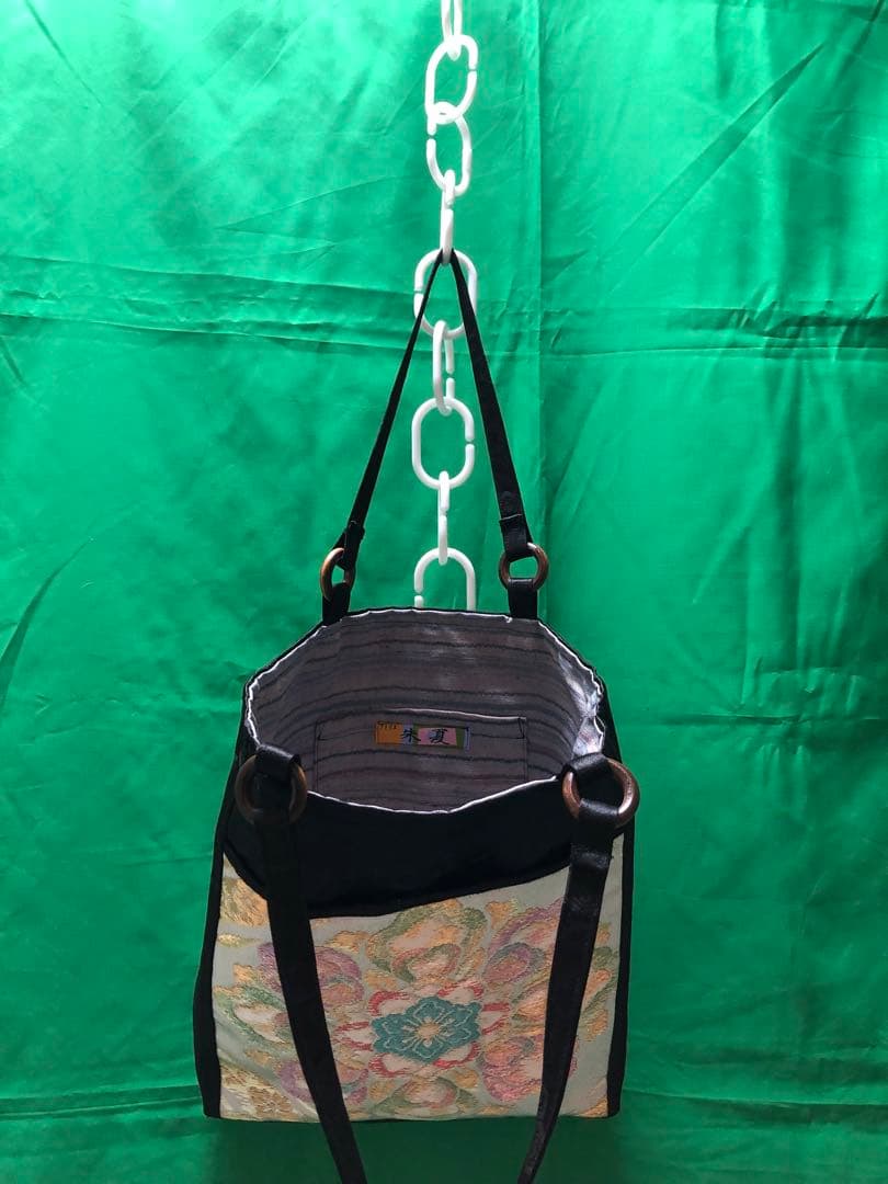 帯リメイク 黒×金 花文様／リングハンドル付き／着物リメイク 一点物