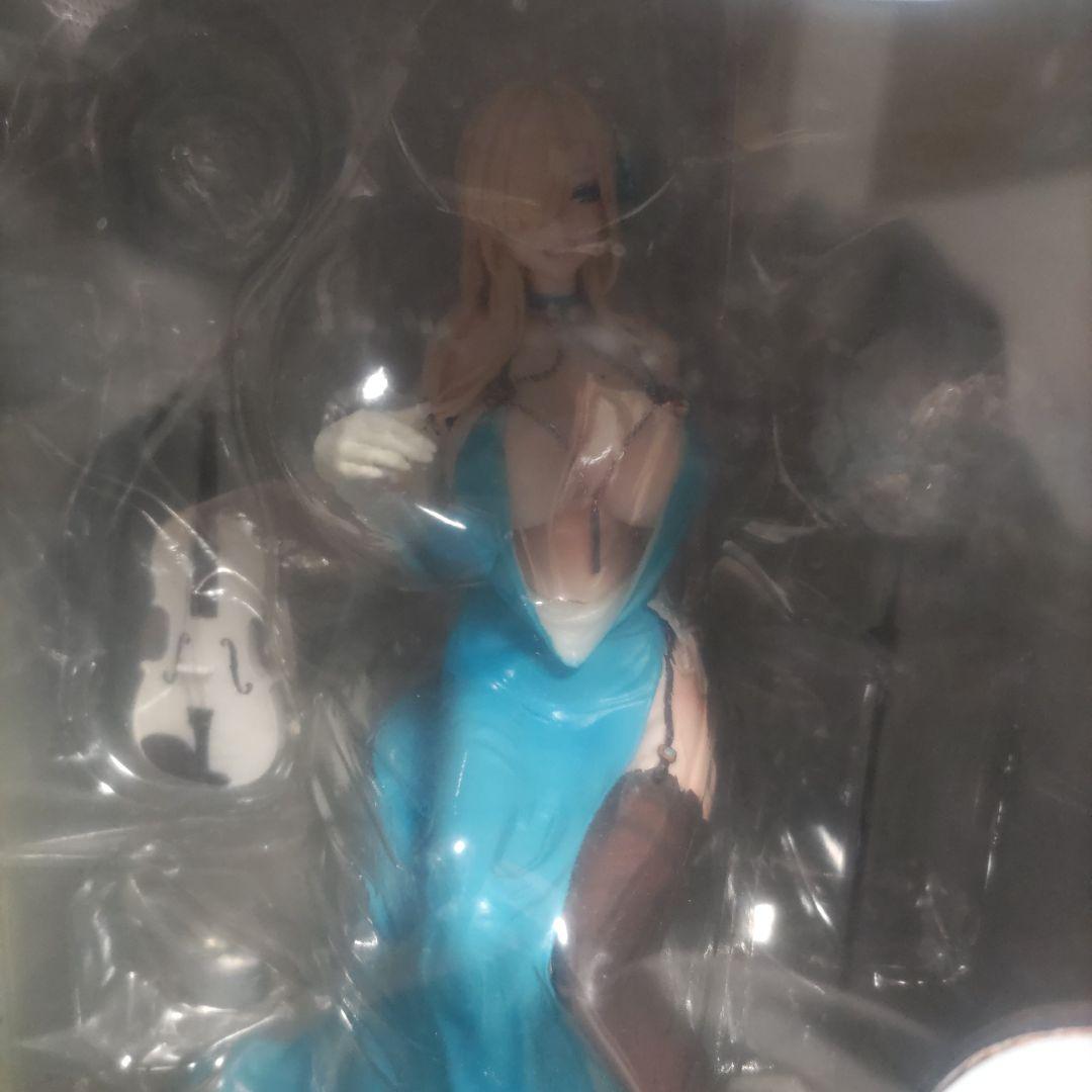 バイオリンを持つセクシーなフィギュア