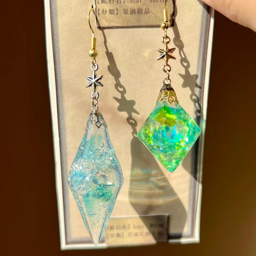光を纏う星雫 ― 琉球ガラスとフローライト色のアシンメトリーピアス（両耳）