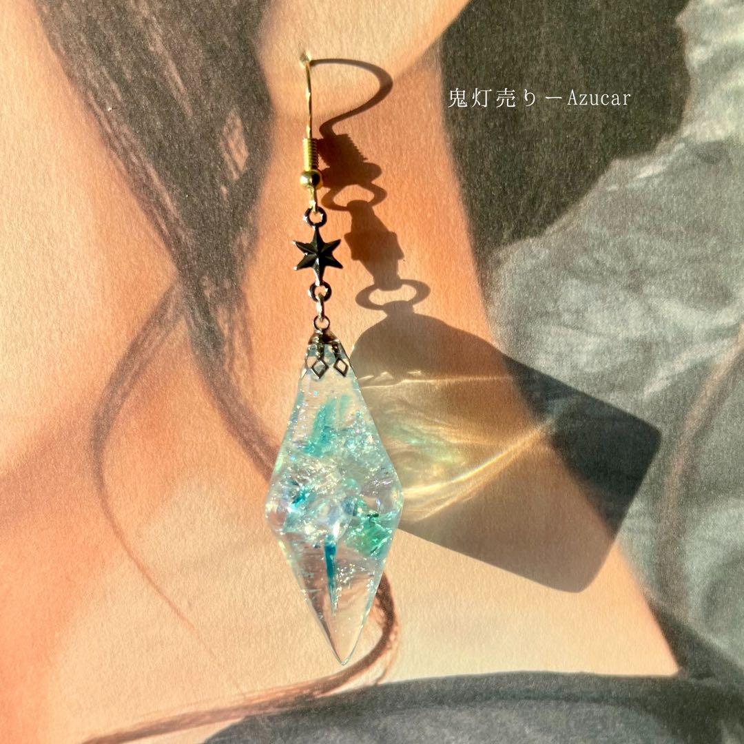 光を纏う星雫 ― 琉球ガラスとフローライト色のアシンメトリーピアス（両耳）