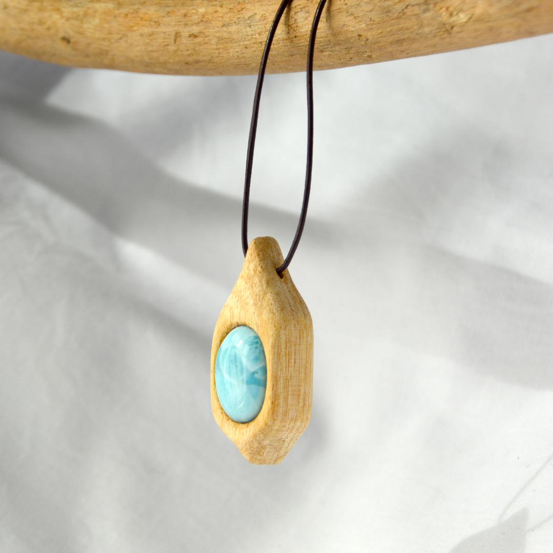 ”聖なる木”パロサント　ネックレス　＊＊　ラリマー・ワイルーロの実　５０２