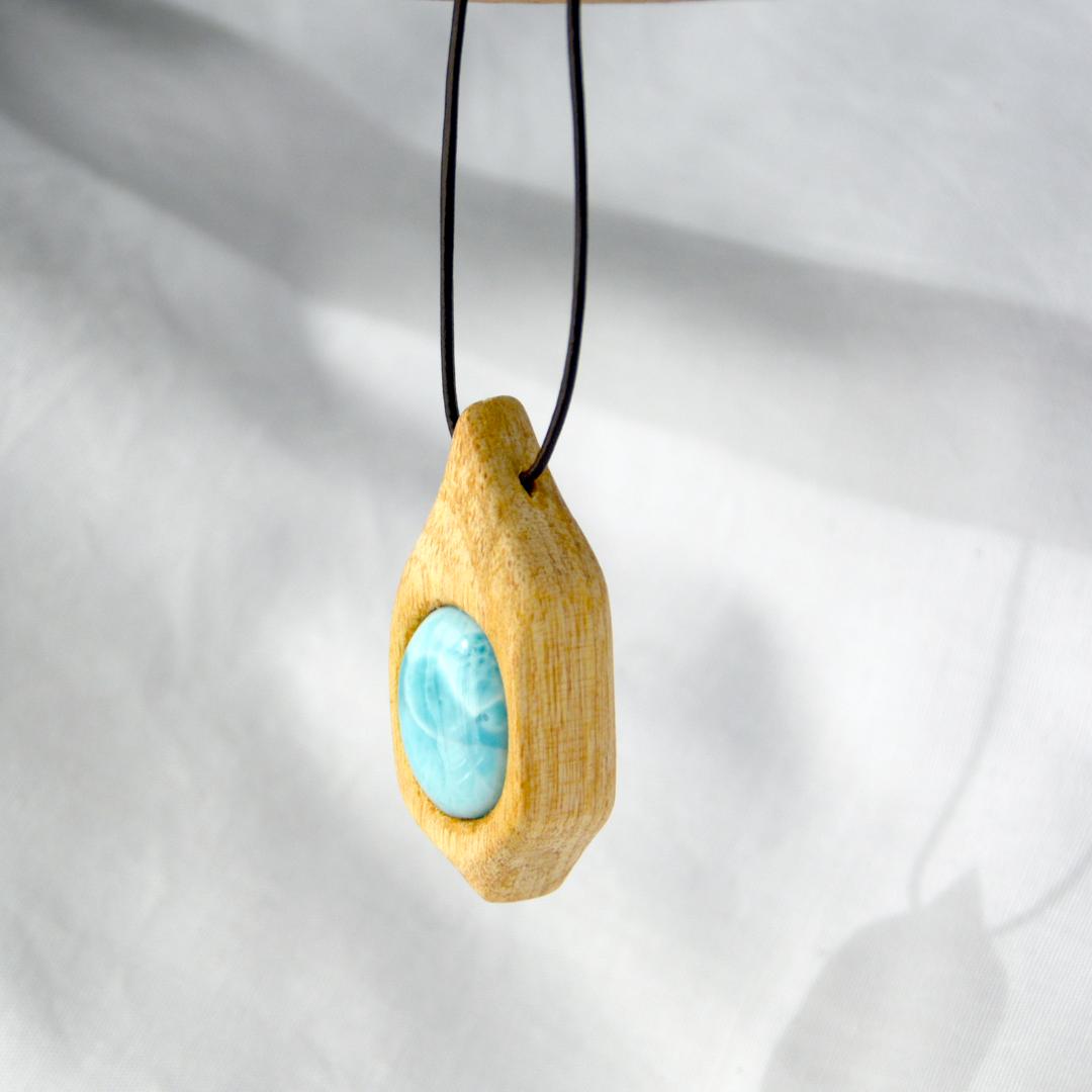 ”聖なる木”パロサント　ネックレス　＊＊　ラリマー・ワイルーロの実　５０２