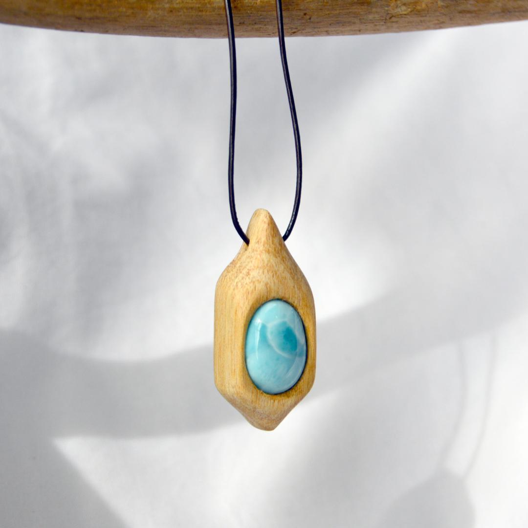 ”聖なる木”パロサント　ネックレス　＊＊　ラリマー・ワイルーロの実　５０２