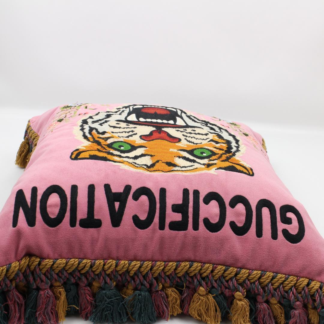 ⭐希少⭐ グッチ タイガー 虎 刺繍 フリンジ付き 枕 クッション - メルカリ