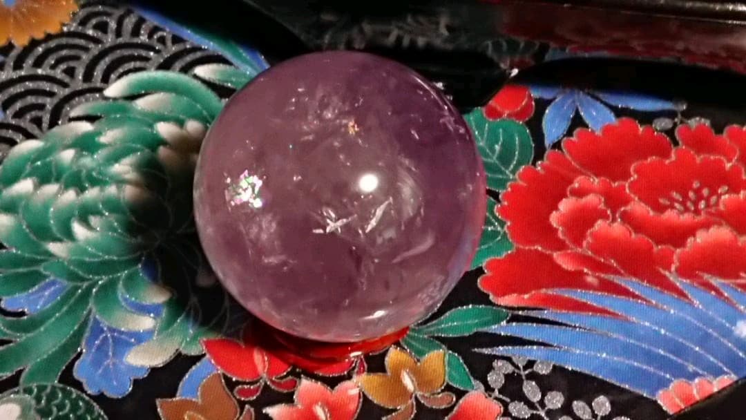 綺麗キラキラ虹入りアメジスト丸玉 60ミリ 真実の愛を守りぬく石 財運を招く