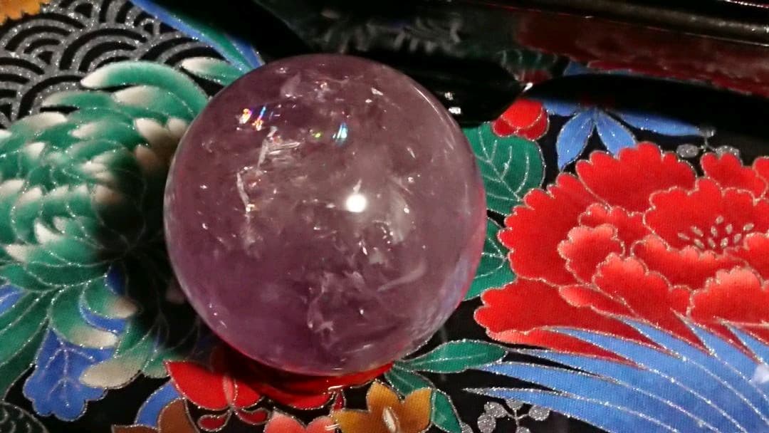 綺麗キラキラ虹入りアメジスト丸玉 60ミリ 真実の愛を守りぬく石 財運を招く