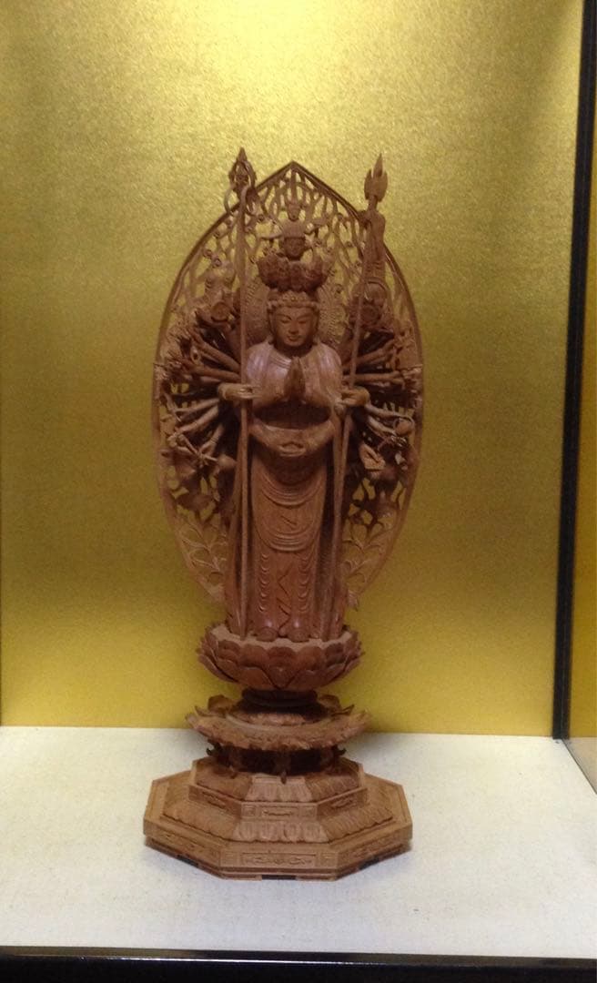 台座仏像全て高級白檀仕上げ  十一面千手観音菩薩像 香木白檀仏像110万円の品