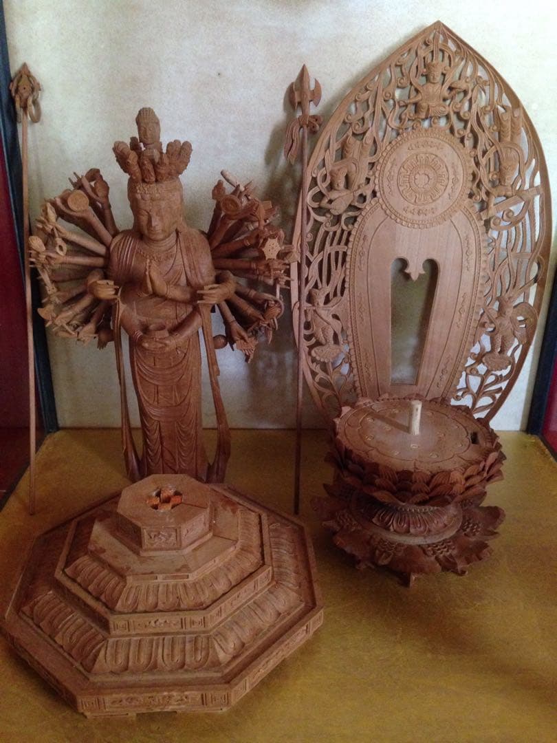 台座仏像全て高級白檀仕上げ  十一面千手観音菩薩像 香木白檀仏像110万円の品