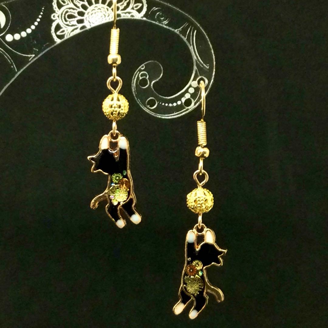 和風 くつ下猫 黒ネコ ピアス - メルカリ