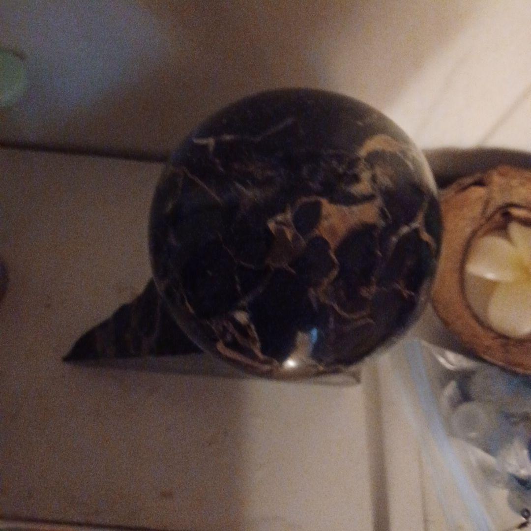 黒い大理石の球体置物