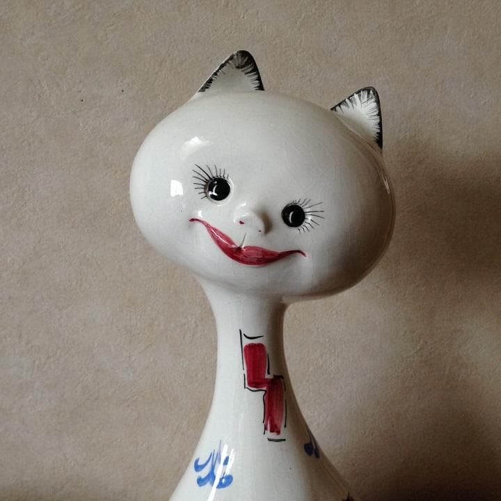面白い顔の首長猫の大きめフィギュリン　愛嬌抜群なオブジェ　ヴィンテージ　陶器