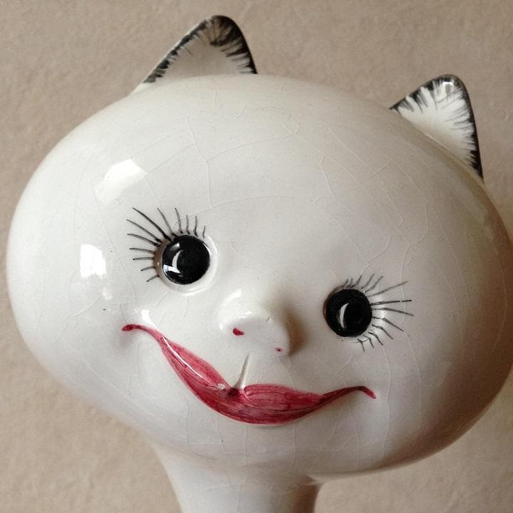 面白い顔の首長猫の大きめフィギュリン　愛嬌抜群なオブジェ　ヴィンテージ　陶器