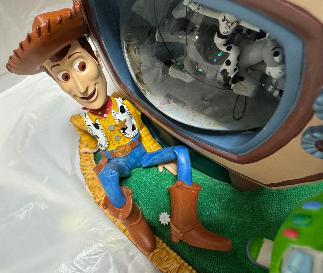 ディズニーストア トイストーリー2 TV型 オルゴール付きスノーグローブ