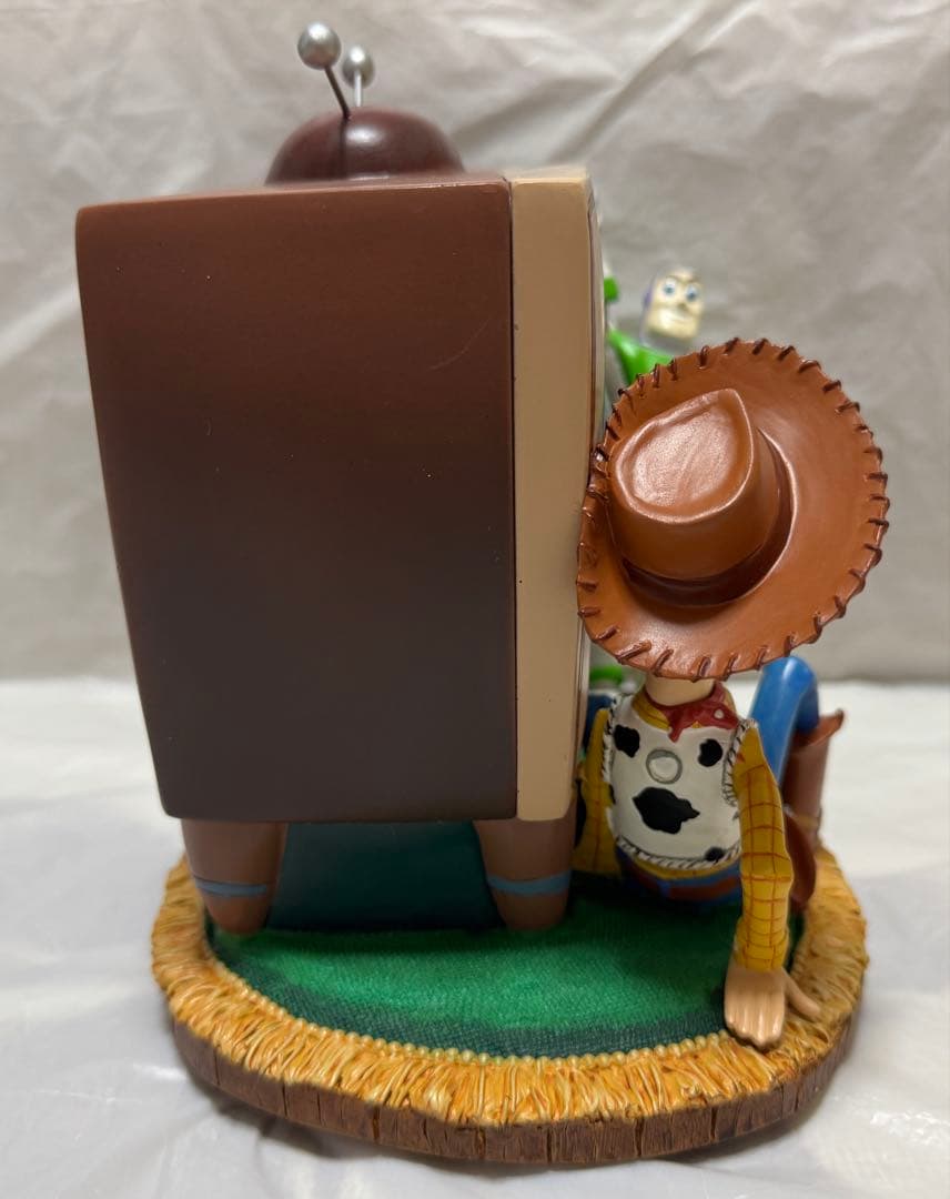 ディズニーストア トイストーリー2 TV型 オルゴール付きスノーグローブ