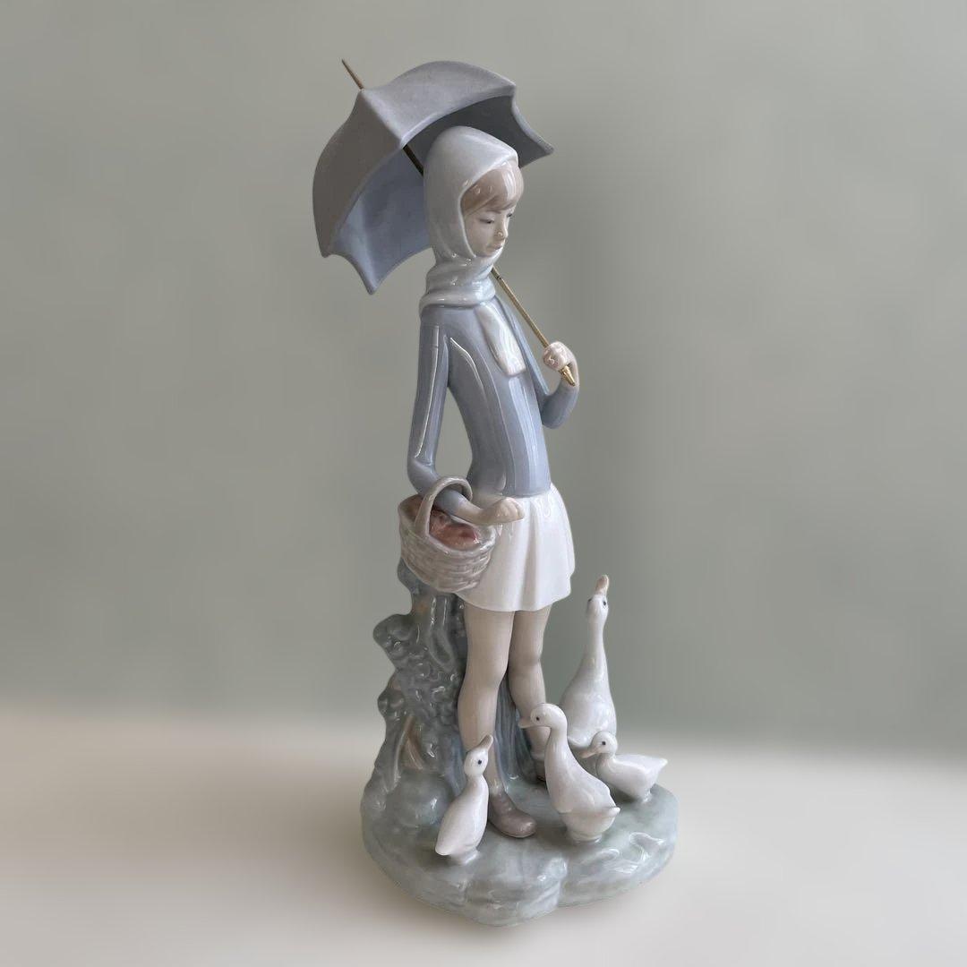 リヤドロ　傘を持つ少女とガチョウ