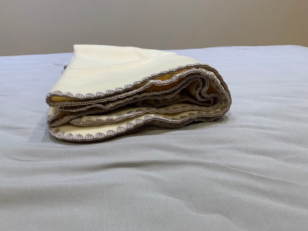 新品　ホワイトカシミアのひざ掛け　暖かい　肌触り優しい　70×100cm