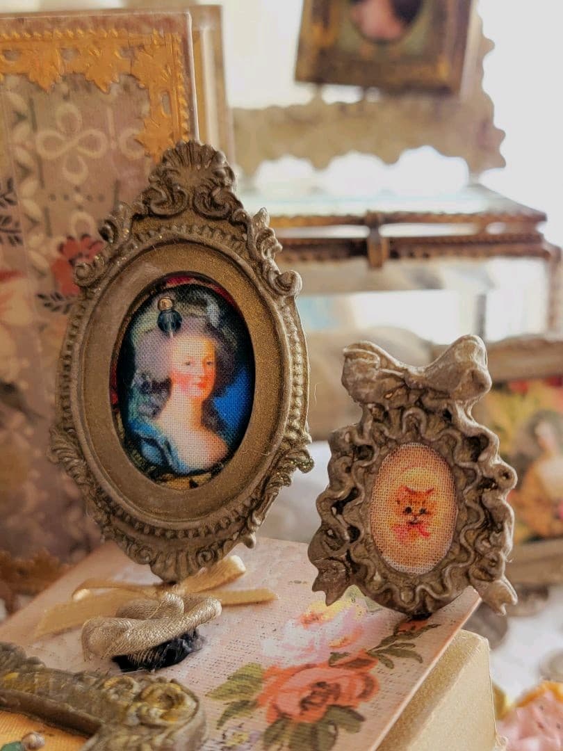 ＊ ミニ・ミニチュア リボンメダリオン フレーム＊《  ネコ様 肖像画 》