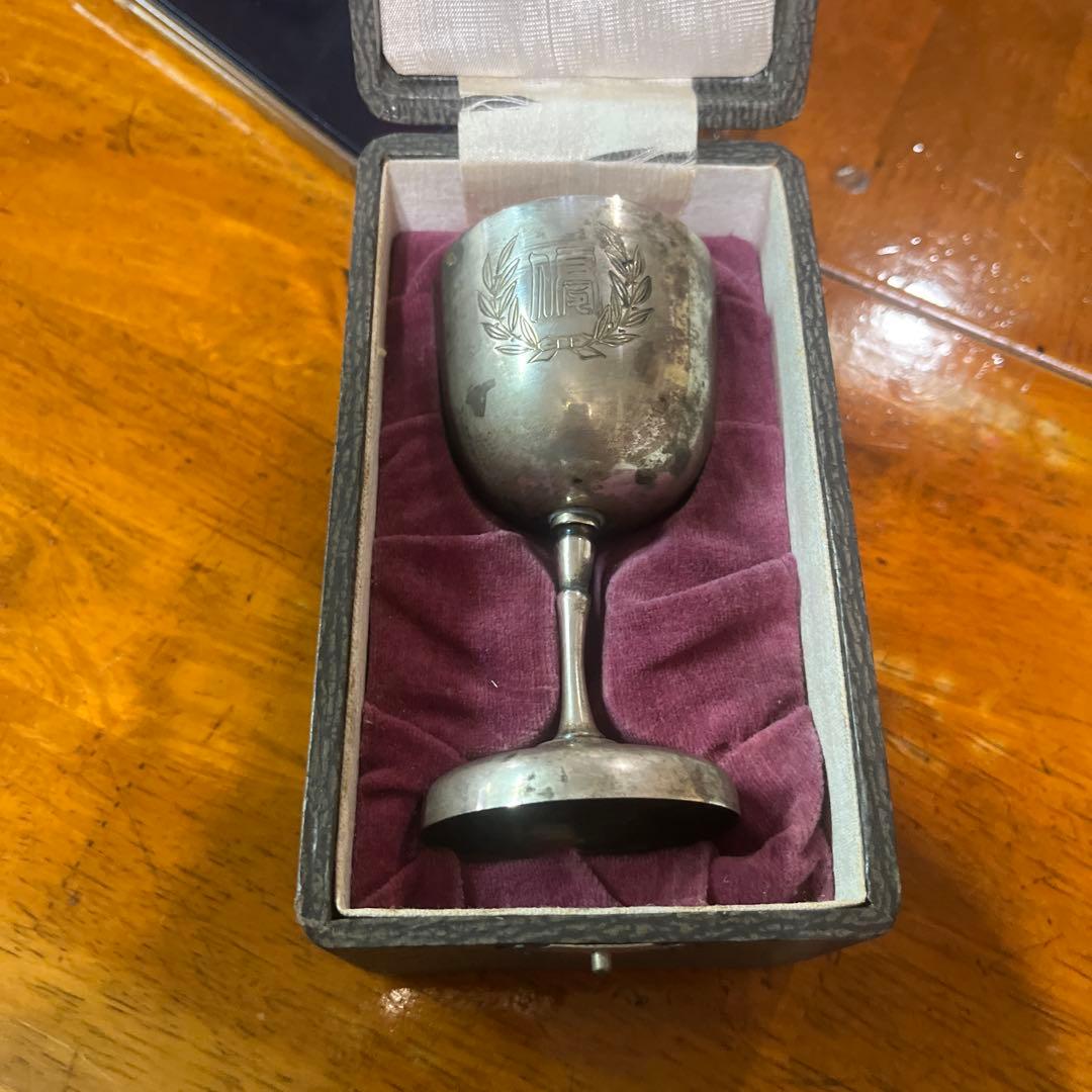 銀カップ50グラム、高さ10.5センチメートル￼