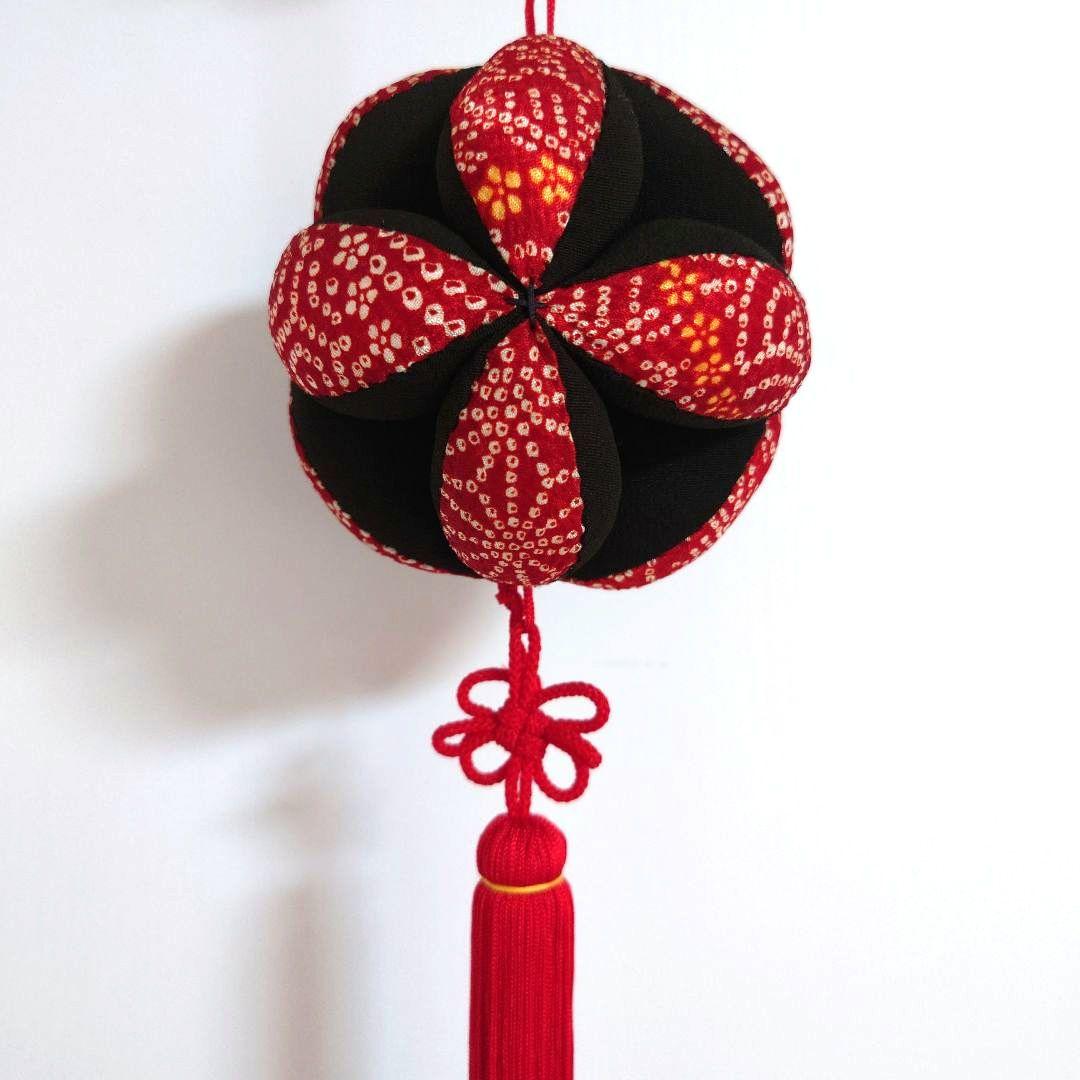 ちりめん細工 花形飾り 赤黒 七宝鞠 つるし飾り - メルカリ