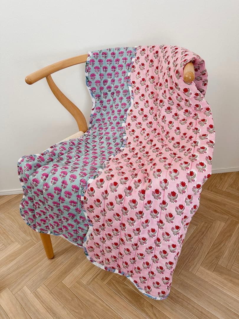 ブロックプリント うねうねキルトブランケット ピンク×水色 - メルカリ