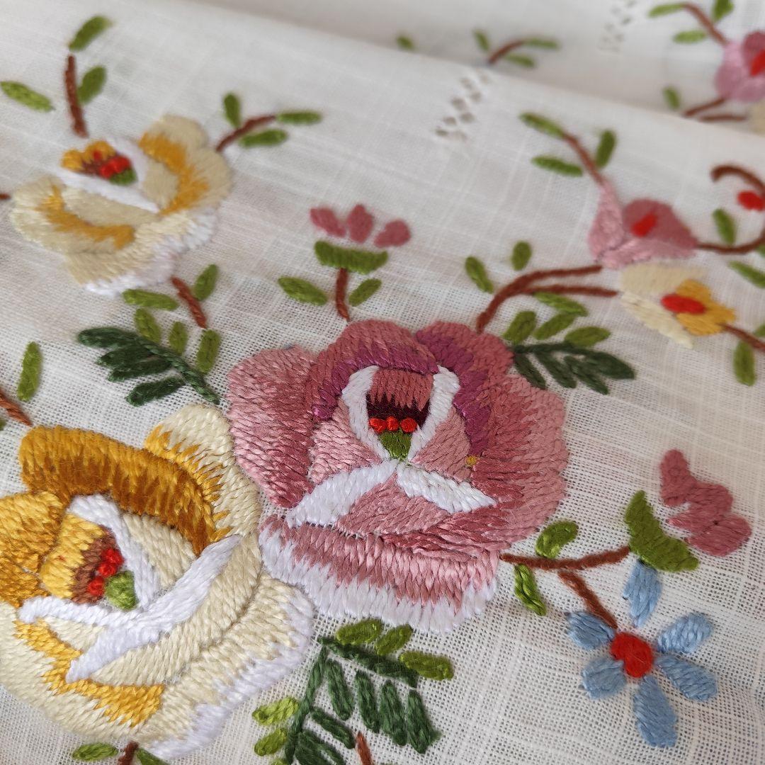 薔薇のモチーフ毛糸手刺繍 混紡リネン 大判テーブルクロス