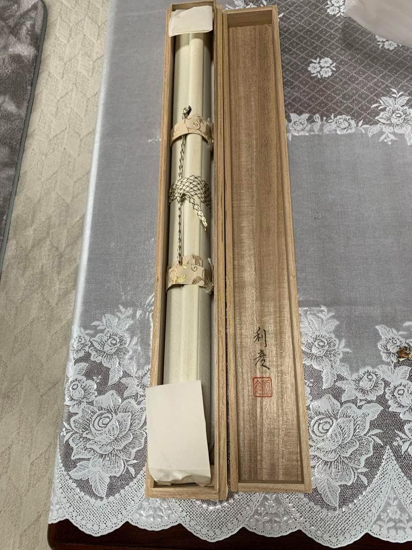 【掛け軸】バラの絵柄　上品なインテリアに!　木箱入り