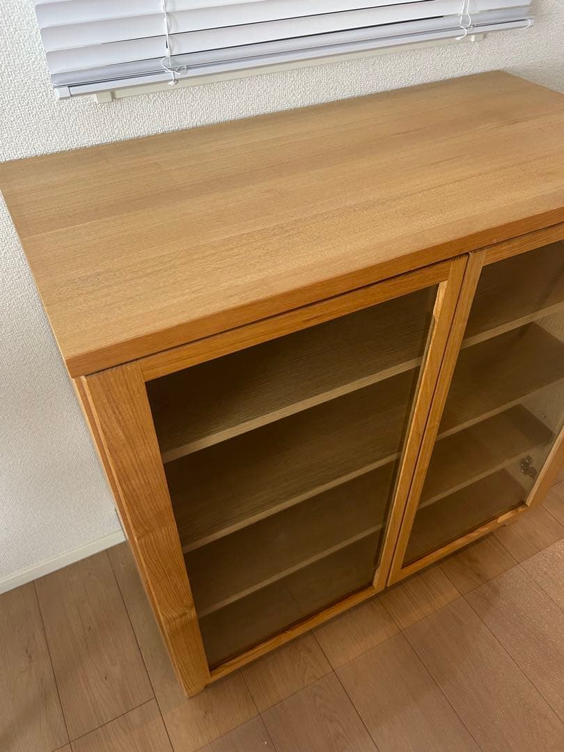 無印良品　脚付きガラス扉キャビネット