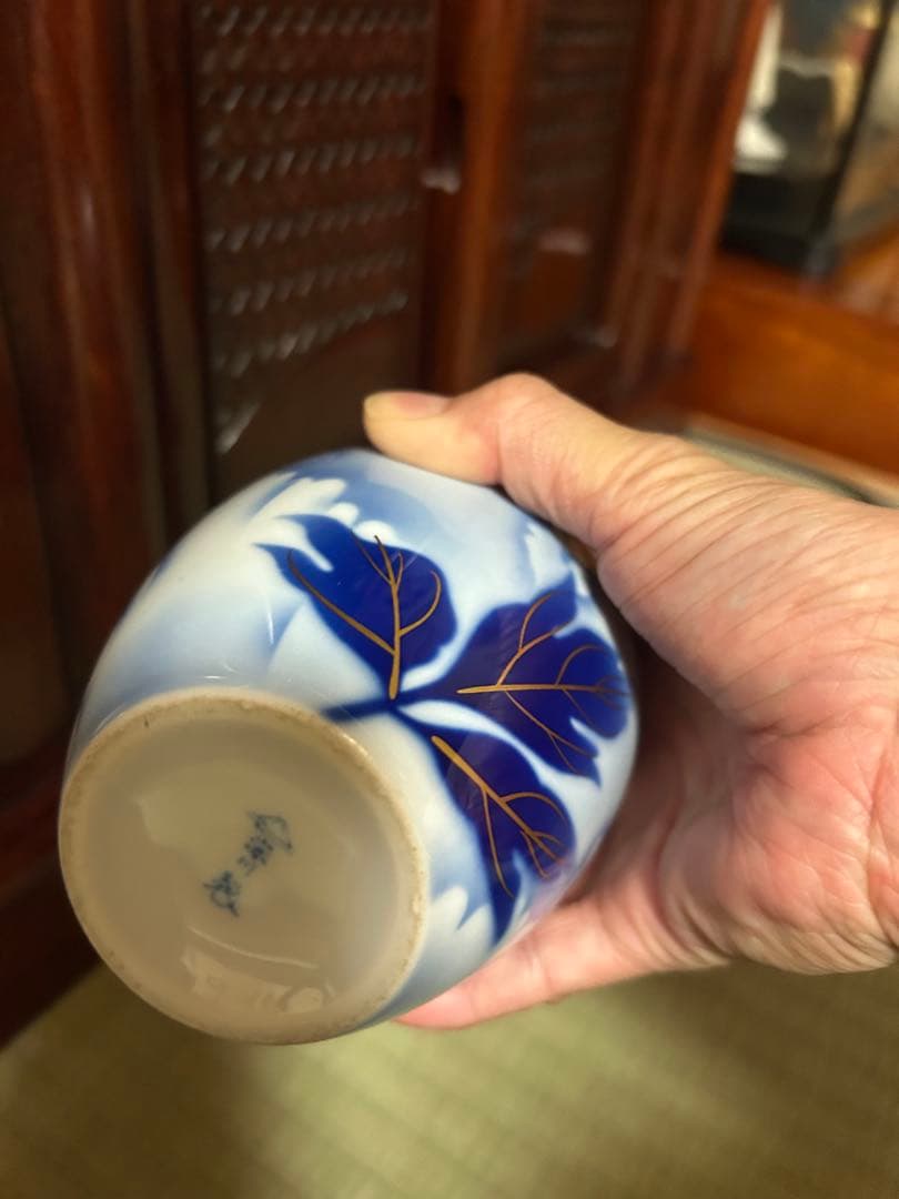 青と白の花模様の陶器壺