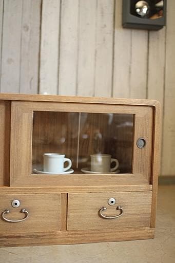 古いガラス戸棚×木製小引き出し3杯