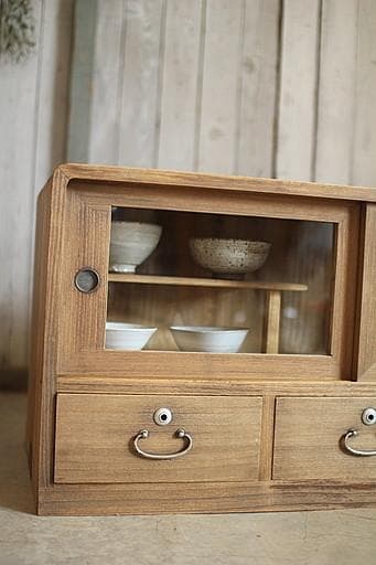 古いガラス戸棚×木製小引き出し3杯