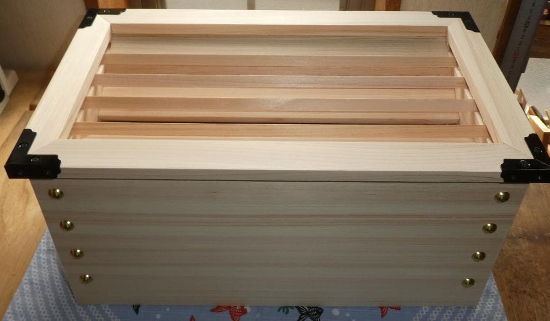 特別品 開運お賽銭箱（桧）中の見えない格子タイプ 金鋲　３７ めるめる