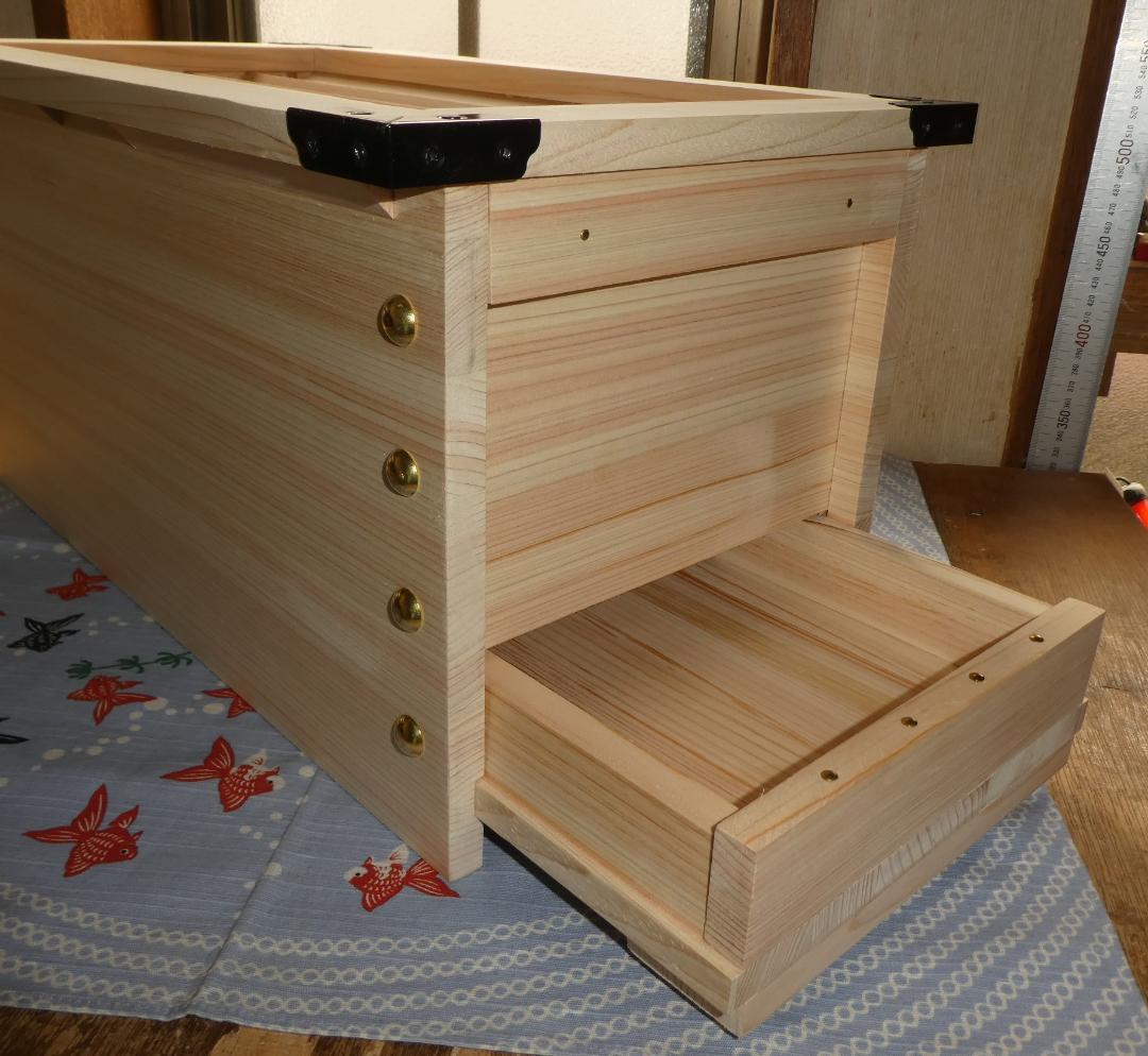 特別品 開運お賽銭箱（桧）中の見えない格子タイプ 金鋲　３７ めるめる