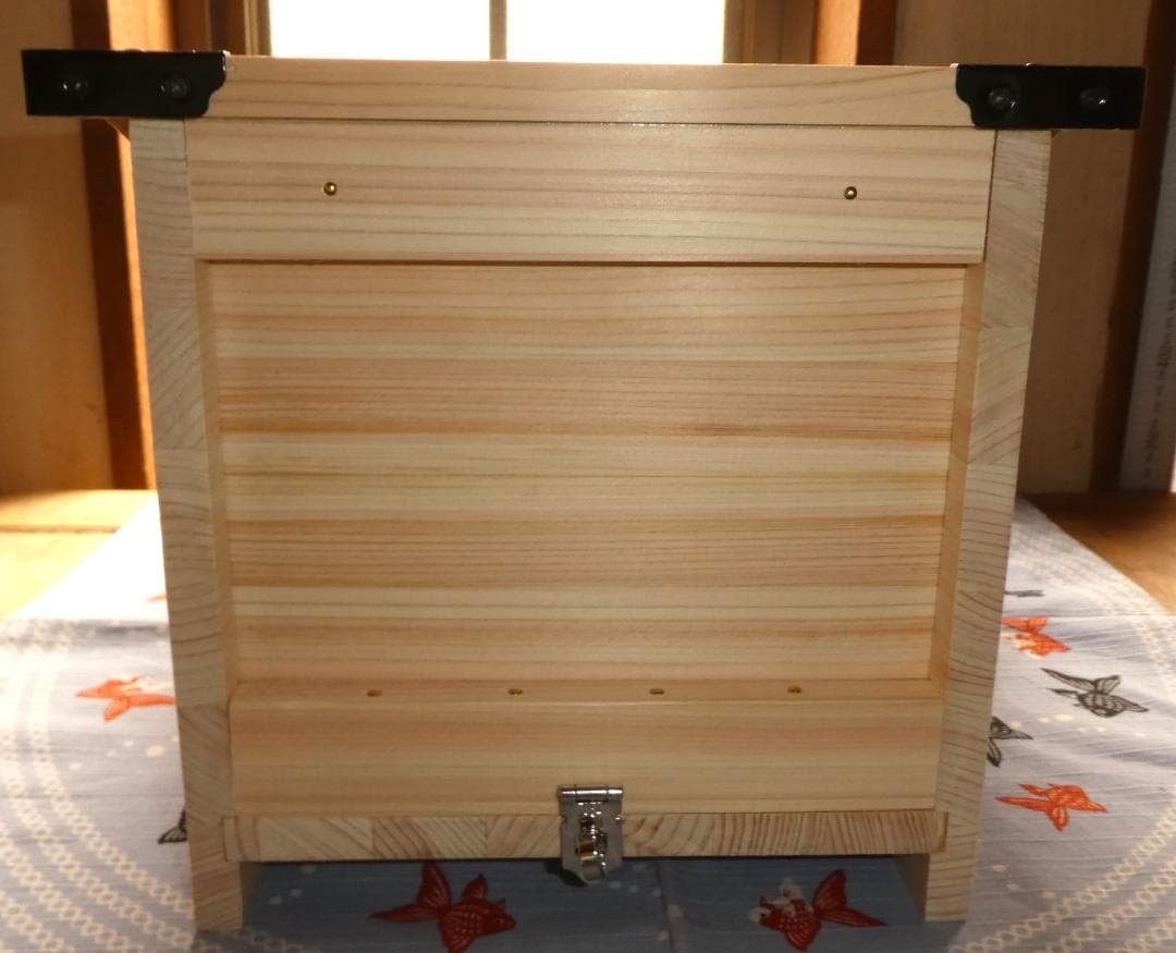 特別品 開運お賽銭箱（桧）中の見えない格子タイプ 金鋲　３７ めるめる