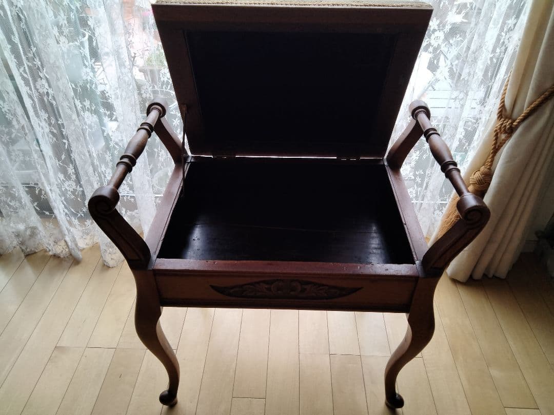 イギリスからの収納できるビンテ−ジスツ−ル、秘密の物入れ、刺繍