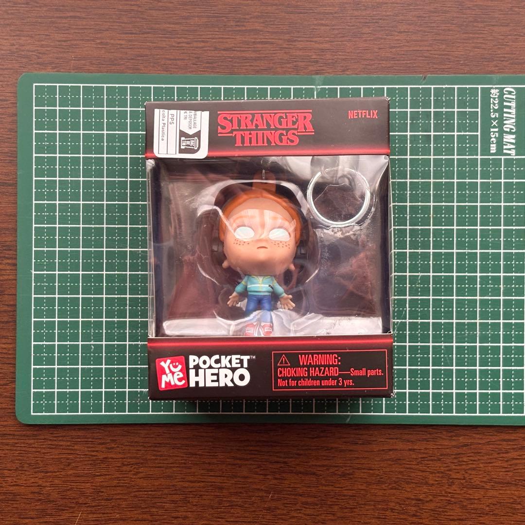 マックス StrangerThings ストレンジャーシングス 自立キーホルダー