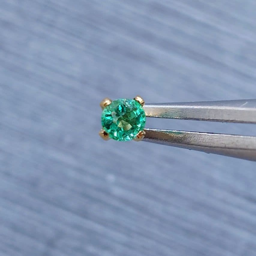 S✧天然石エメラルド 2.5mm✧　ピアス　サージカルステンレス