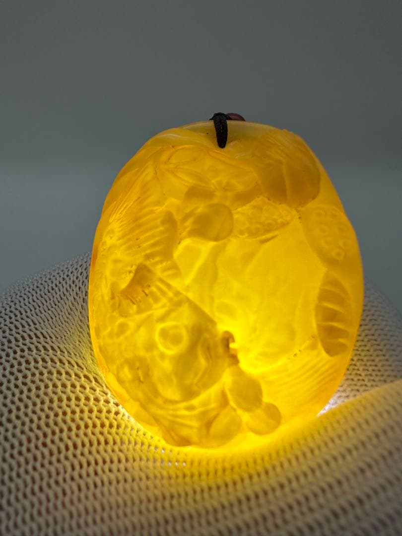 ☆天然☆ バルト海産 天然アンバー 琥珀 蜜蝋 ネックレス ペンダント精巧な彫刻