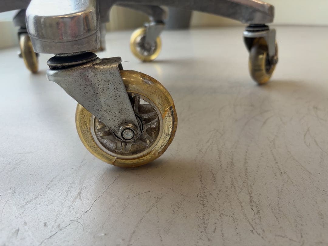 タカラベルモント Dスツール キャスターの剥がれがあり TAKARA - メルカリ