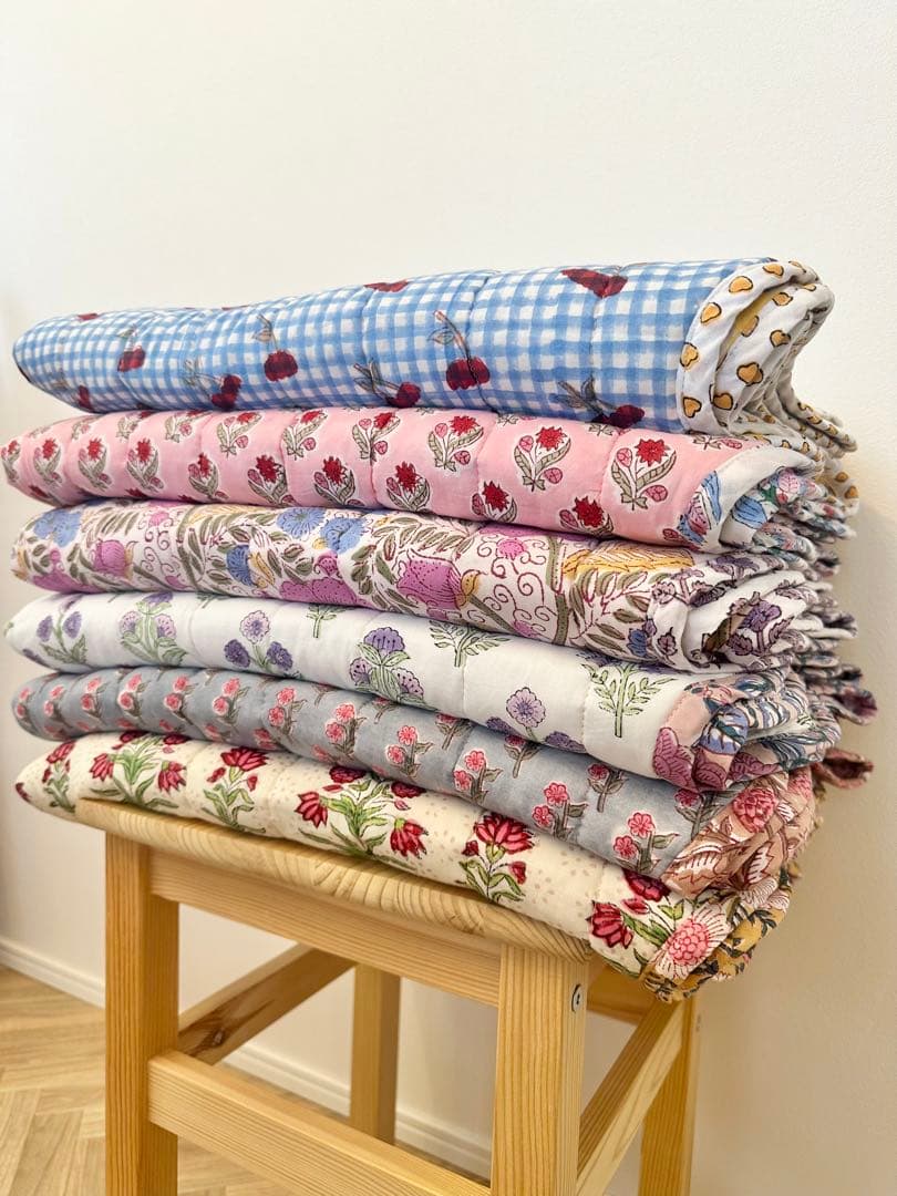 ブロックプリント　うねうねキルトブランケット　さくらんぼ×チューリップ