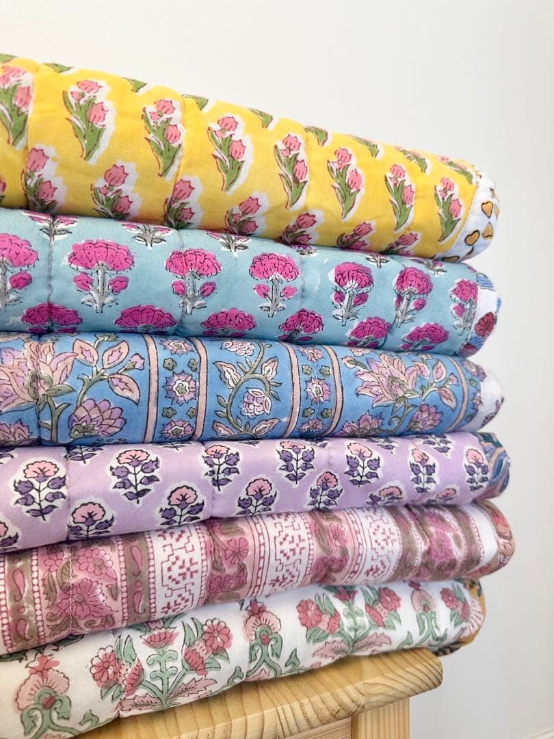 ブロックプリント　うねうねキルトブランケット　さくらんぼ×チューリップ