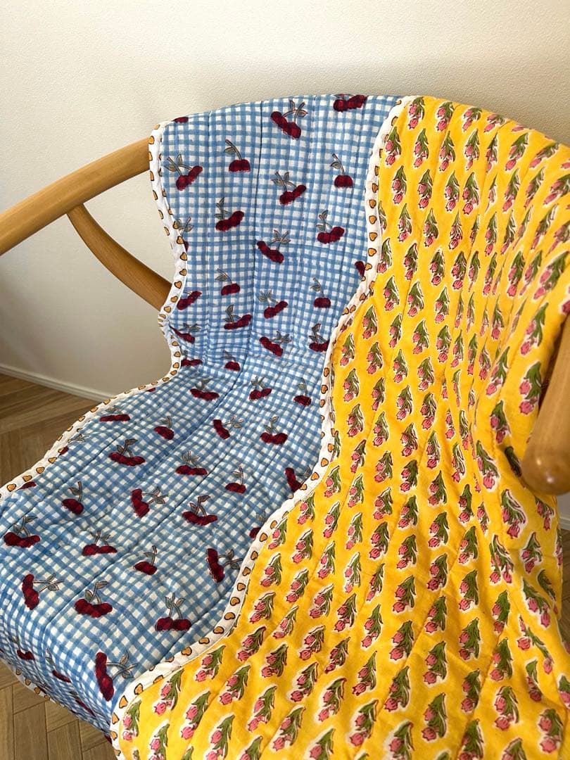 ブロックプリント　うねうねキルトブランケット　さくらんぼ×チューリップ