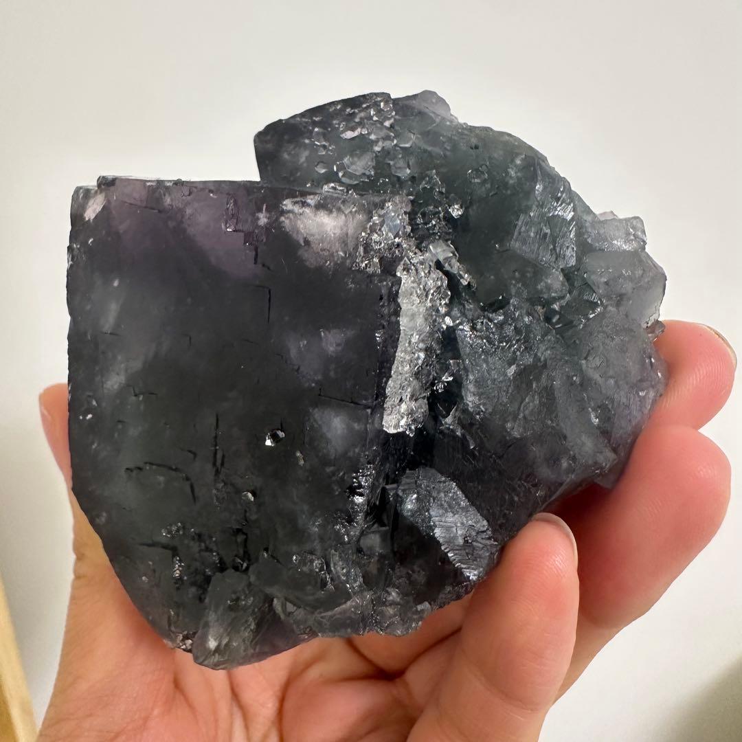 天然石水晶共生フローライトの原石　置物　鉱物NO.051715