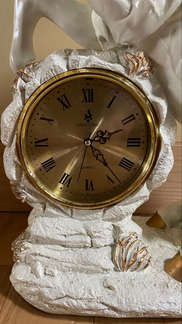 白い馬の陶器時計