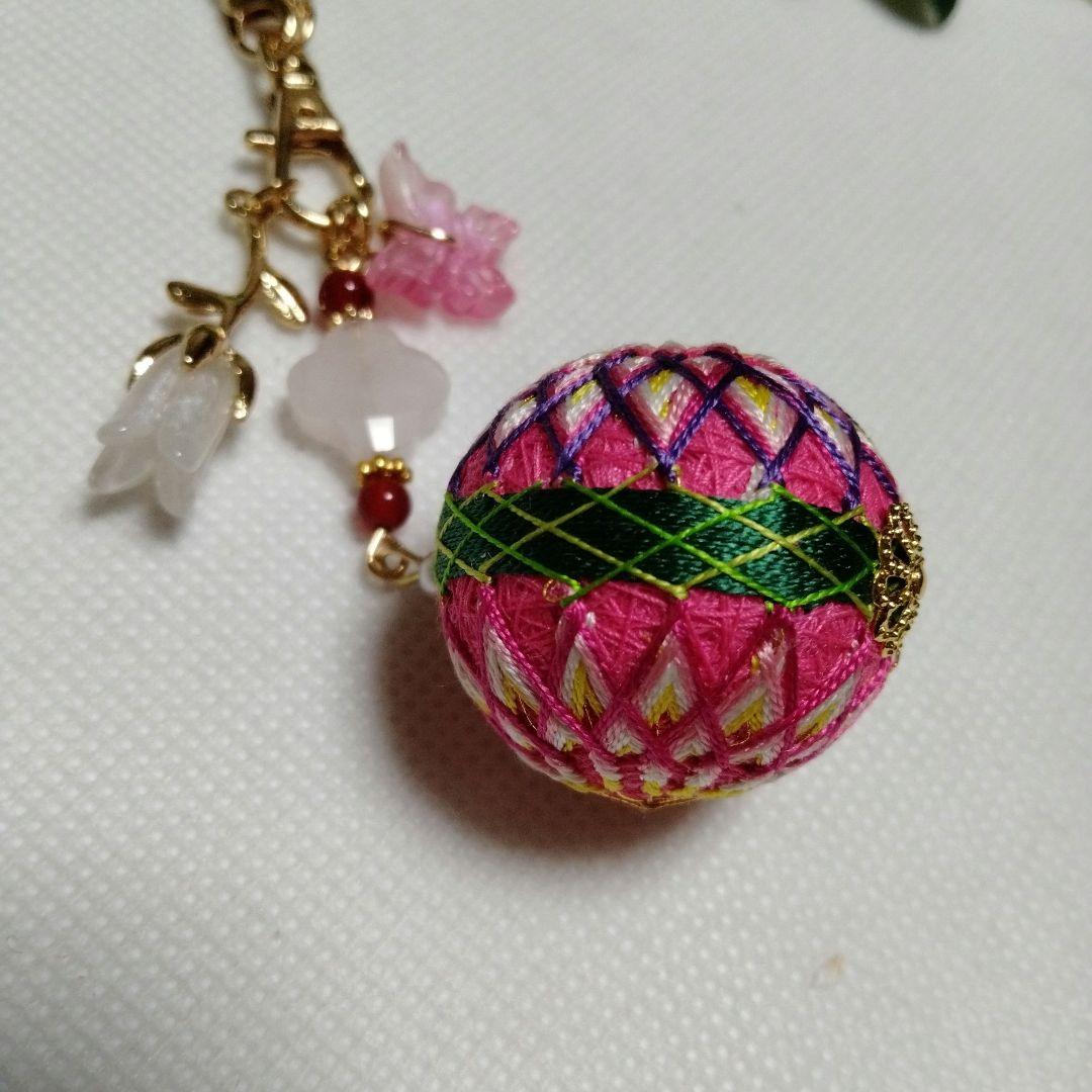 絹糸 小さな手まり バッグチャーム 天然石 ハンドメイド - メルカリ