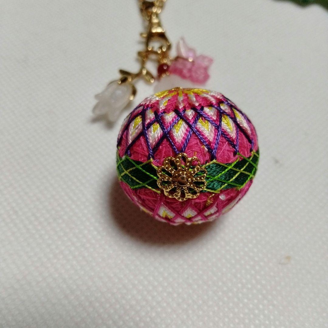 絹糸 小さな手まり バッグチャーム 天然石 ハンドメイド - メルカリ