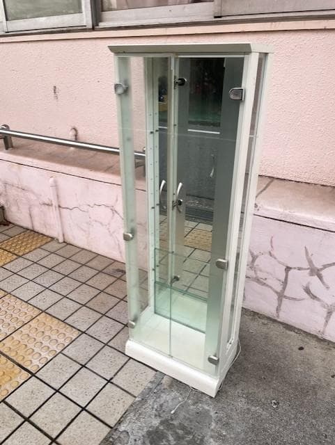 ホワイト ガラスキャビネット 縦長