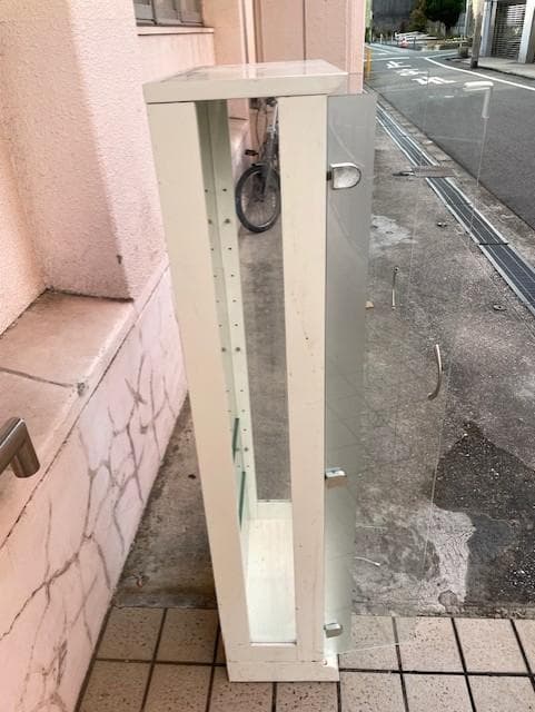 ホワイト ガラスキャビネット 縦長