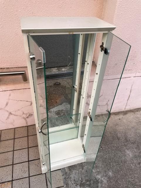 ホワイト ガラスキャビネット 縦長