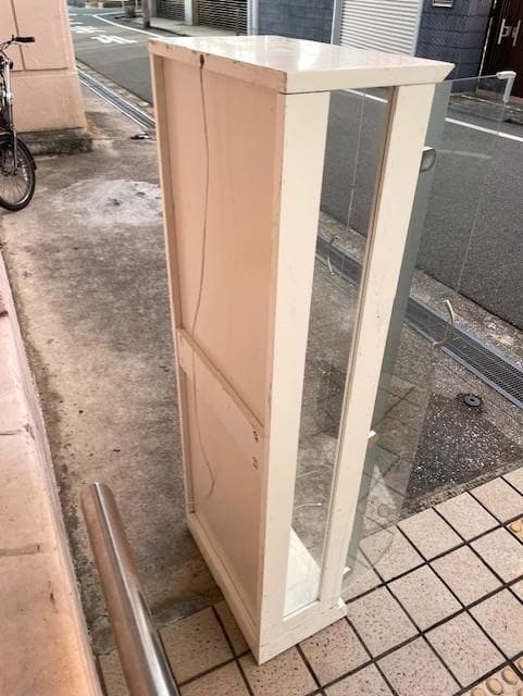 ホワイト ガラスキャビネット 縦長